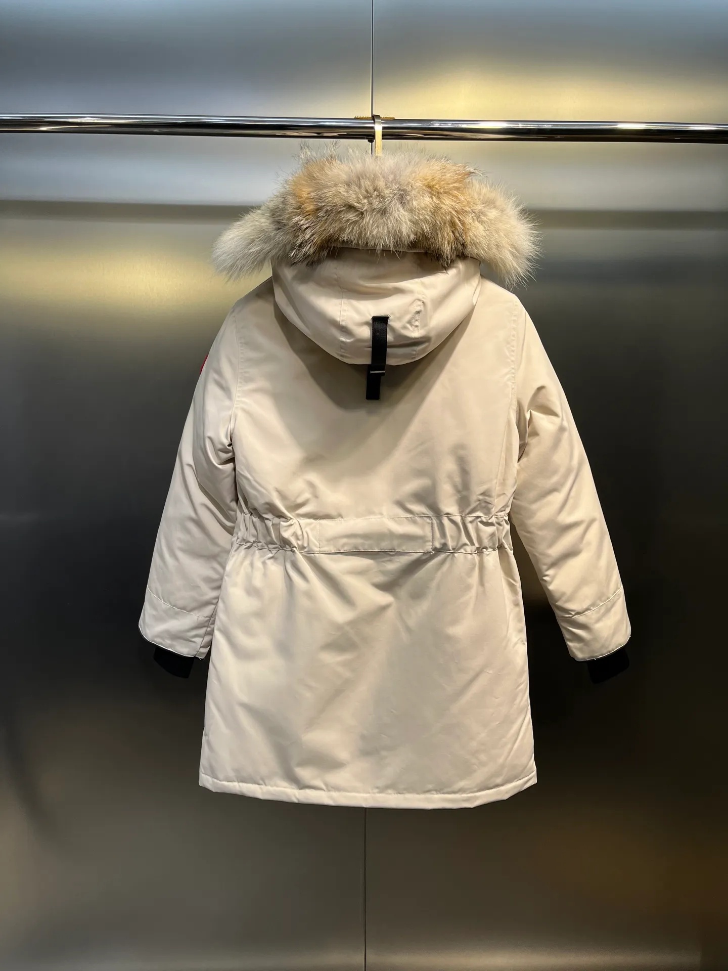 P840 Canada goose🌟 Canada Goose 07 models All in stock, 6 colors, I will never stop stocking this winter All original factory customization All details strictly required have been corrected since the beginning of this year Detachable fur collar! The workmanship and wiring are very straight! A big goose is enough for a winter. Size: 1. 90% white duck down from a conscientious manufacturer (some people brag about their own goose down, please search it on your own. Goose down is warmer and less fluffy than duck down, so good down jackets are all white duck down. There is no such thing as white goose down) 2. Upgraded fabrics with moderate hardness, waterproof, windproof and anti-fouling (Arctic Tech fabrics imported from South Korea are not comparable to fabrics dyed by some small workshops) 3. YKK No. 10 authentic zippers (Japanese customized YKK zipper, silky smooth, not stuck, officially designated) 4. Western Canadian wolf hair (Wolf hair is divided into eastern, central, and western. Western wolf hair is light in color, dense, and has good thermal insulation effect. It is the genuine Canada Goose grade) Let’s analyze and explain some details of the production 1. First, sew the liner and then fill it with down (some small factories and small workshops first fill it with down and then sew) Why? The technology is not up to par and the hardware conditions are not enough! ! ! For this step alone, we need to spend more time and money. 2. Filling the inner tank with down. We are all down filling machines to ensure that the down weight of each pill is the same. There is a video (small factory, small workshop is stuffed by hand). Why? The hardware conditions are not enough. A machine costs more than 100,000 yuan. Small factories simply cannot buy it. This means that the weight of the down in each liner cannot be guaranteed, and the warmth of high-end down jackets cannot be guaranteed. 3. For the needles of the sewing machine, we all use the top-notch No. 7 needles (small factories all use No. 10 needles). The finer the needle, the finer the needle eye, which reduces the risk of velvet and velvet running. 4. Wolf fur collar We are all spliced in whole or in large pieces (small factories mostly use broken pieces) The warmth retention of wolf fur is very good, but the splicing of scraps cannot guarantee the warmth. Color: Black, white, gray camouflage, sci-fi blue camouflage, green camouflage, sky blue, dark blue, cool gray, red. Professional Canada goose producers, we are enough this winter! We would like to sincerely thank everyone who buys our down jackets!  size：xs-xl